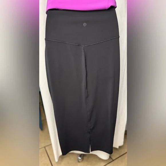 Lululemon‎ Nulu Slim-Fit High-Rise Skirt Black Size 6
NEW WITH TAGS - Picture 5 of 6